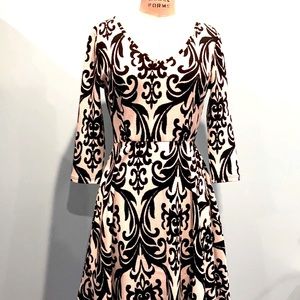 Beautiful & chic black & white vneck dress